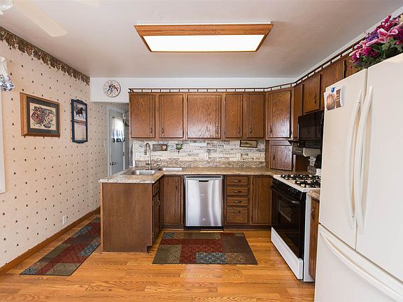 3rd image of 288 E Gilbert Dr