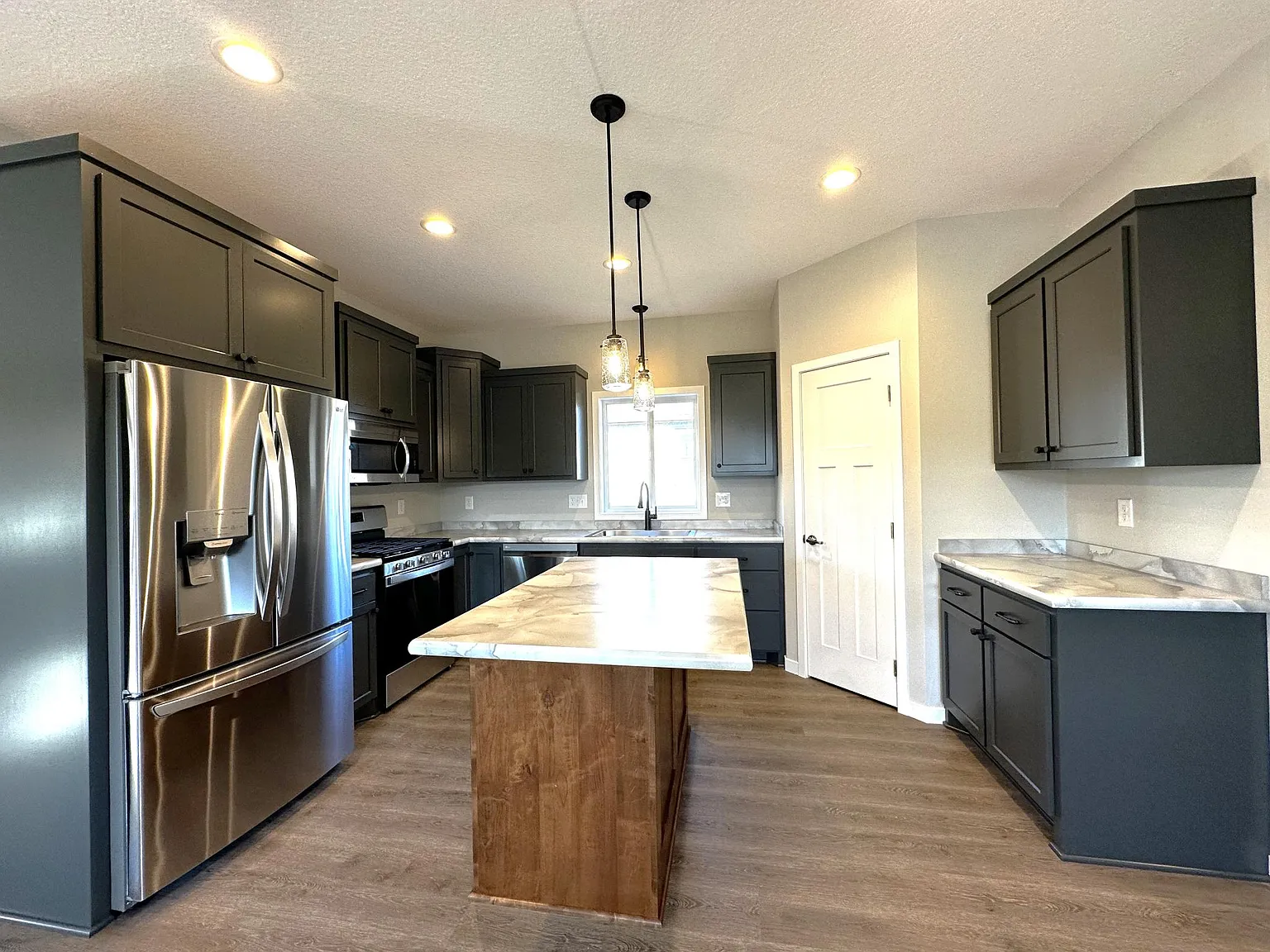 4 bed, 2230 sqft, $2,600 — Photo 4