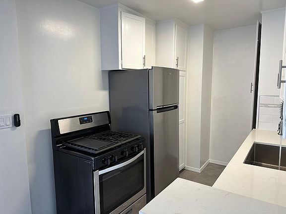 4th image of 3211 S Barrington Ave #C