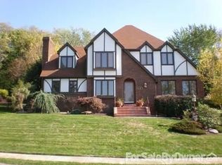 14 Renaissance Dr, Irwin, PA 15642