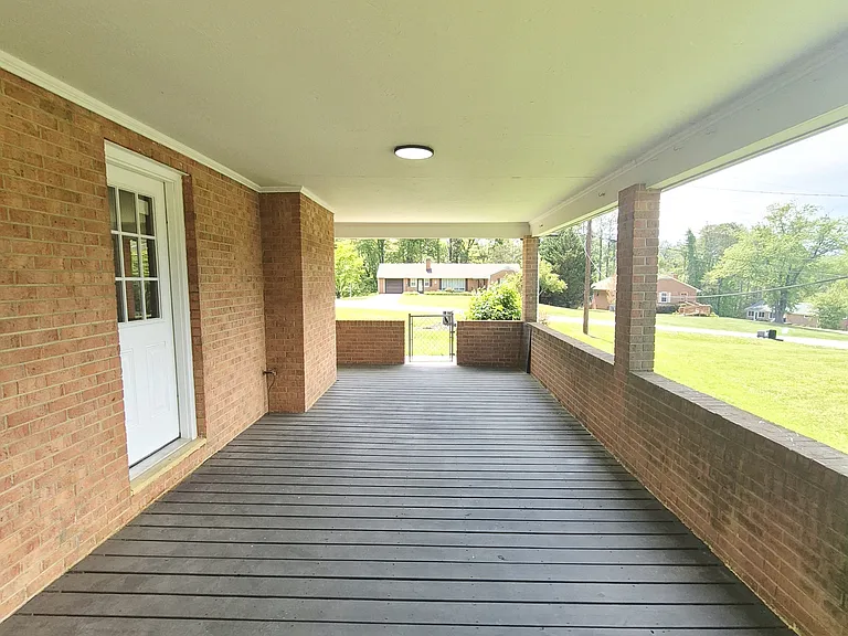 200 Wellview Dr — Photo 5