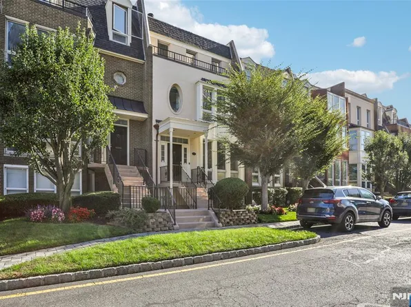 185 Kensington Dr, Fort Lee, NJ 07024