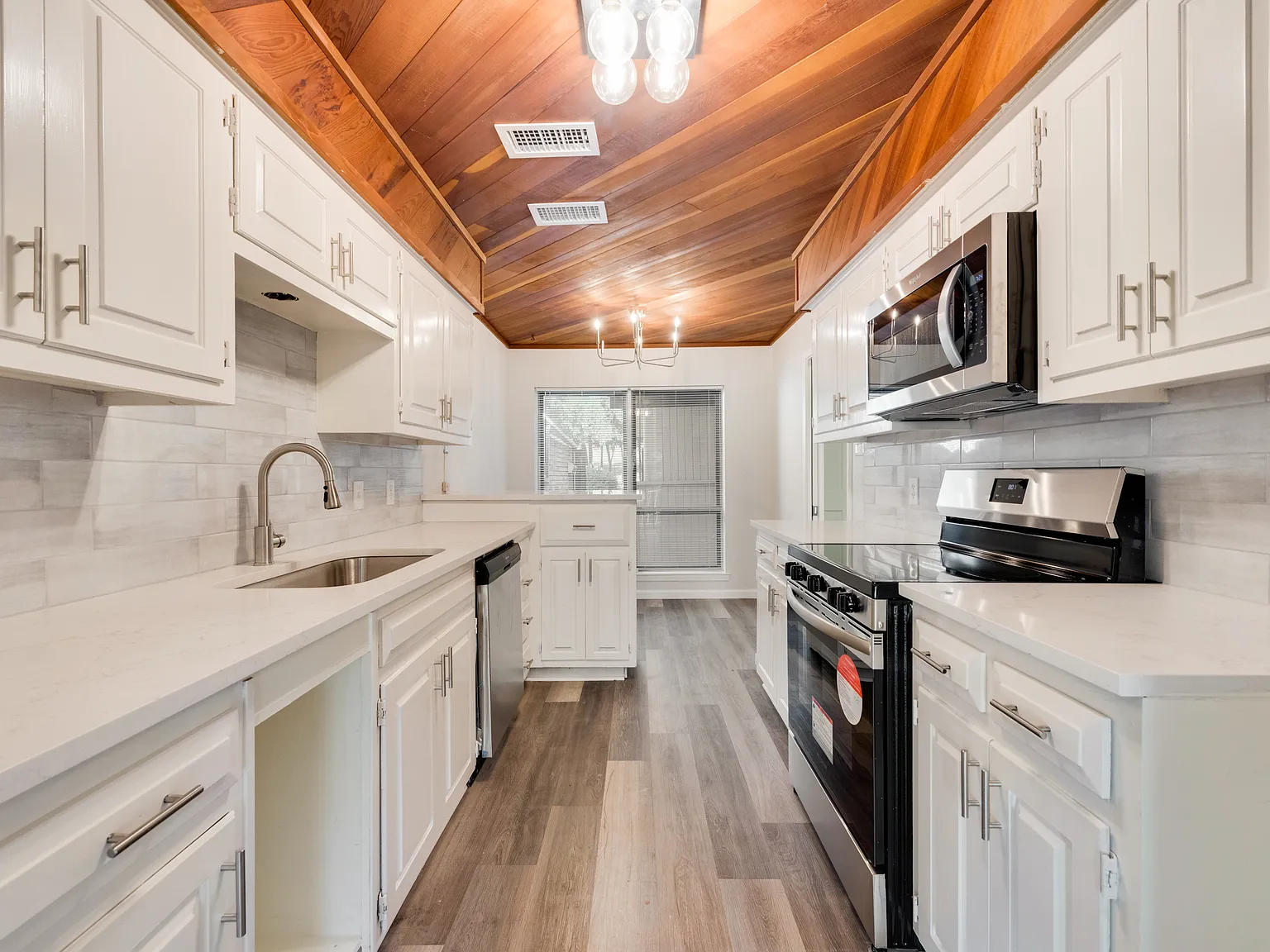 2 bed, 2.5 bath, 1500 sqft, $1,899 — Photo 4