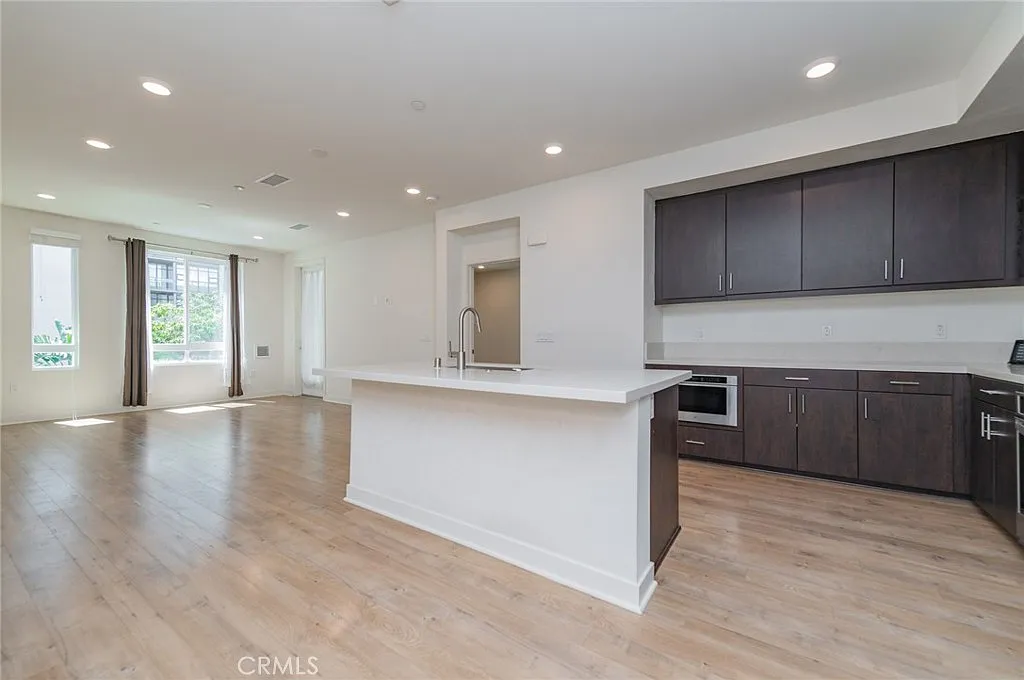 1 bed, 1.5 bath, 948 sqft, $3,200 — Photo 2
