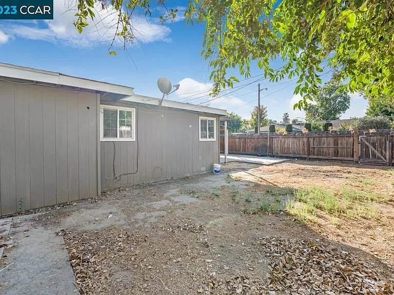 1502 Oakwood Dr — Photo 4