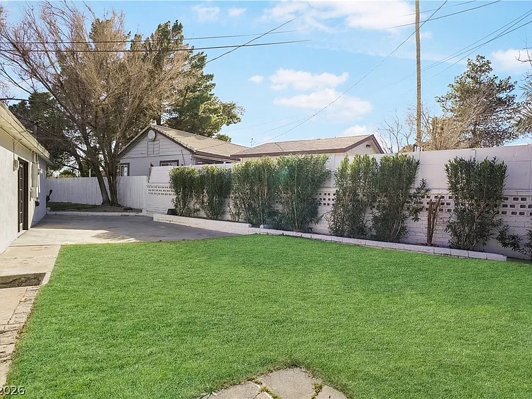 1140 Hillside Pl — Photo 17