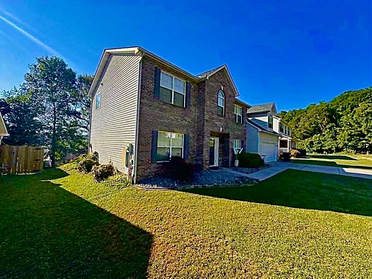Charming Knoxville Home with Bonus Room, Spacious Yard & Garage — Photo 2