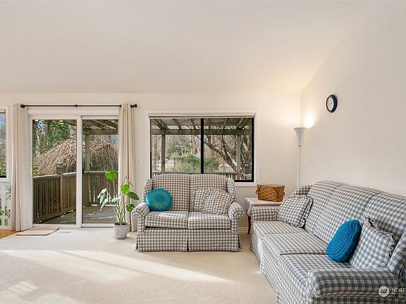4th image of 389 Ogle Place NE