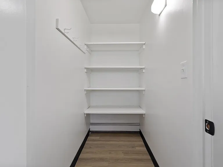 Wehnwood Court Apartments — Photo 17