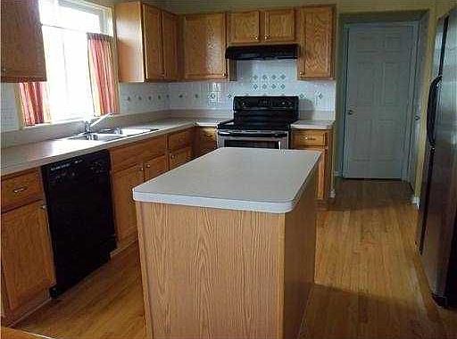 3rd image of 7586 Carlton Dr