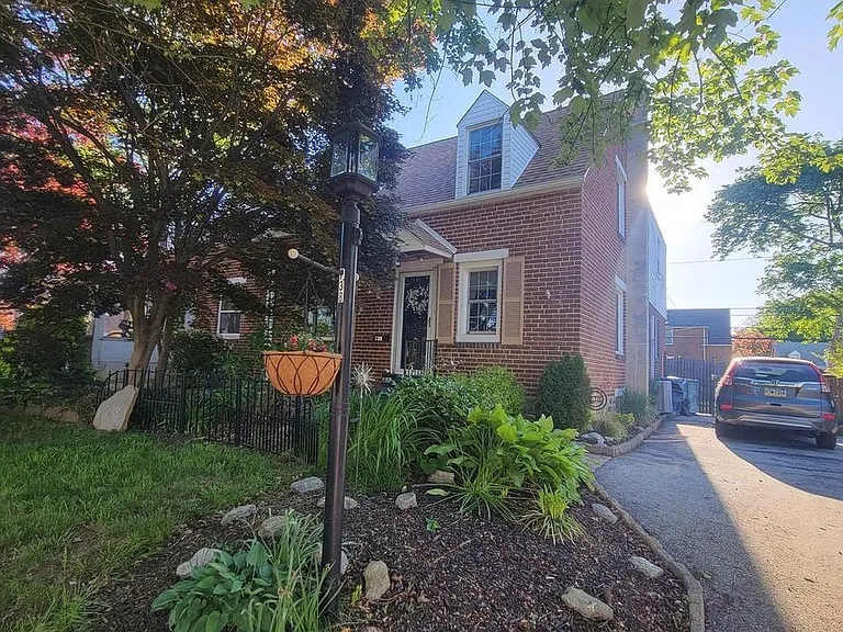 738 Fairview Rd — Photo 2