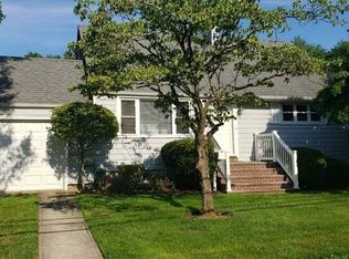 23 Meadow Ln, Syosset, NY 11791