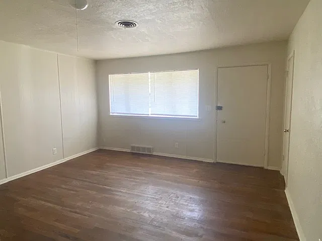 3 bed, 1215 sqft, $1,045 — Photo 2