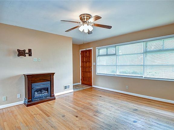 2nd image of 2905 Pinewood Dr