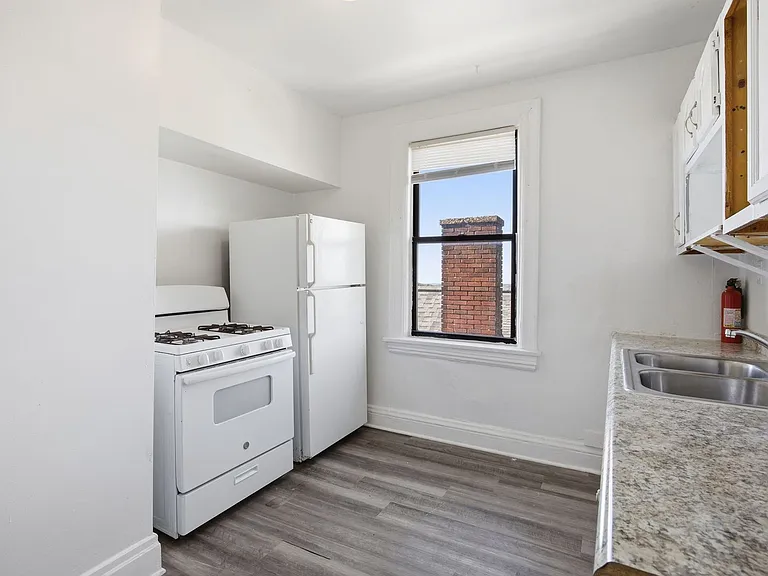 805-807 Bayonne Ave — Photo 3