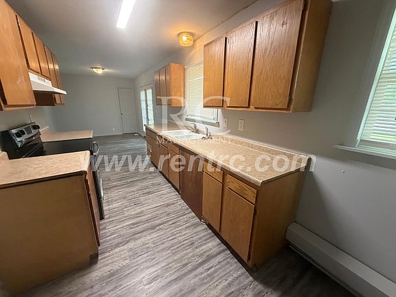 3rd image of 1618 Crestview Dr