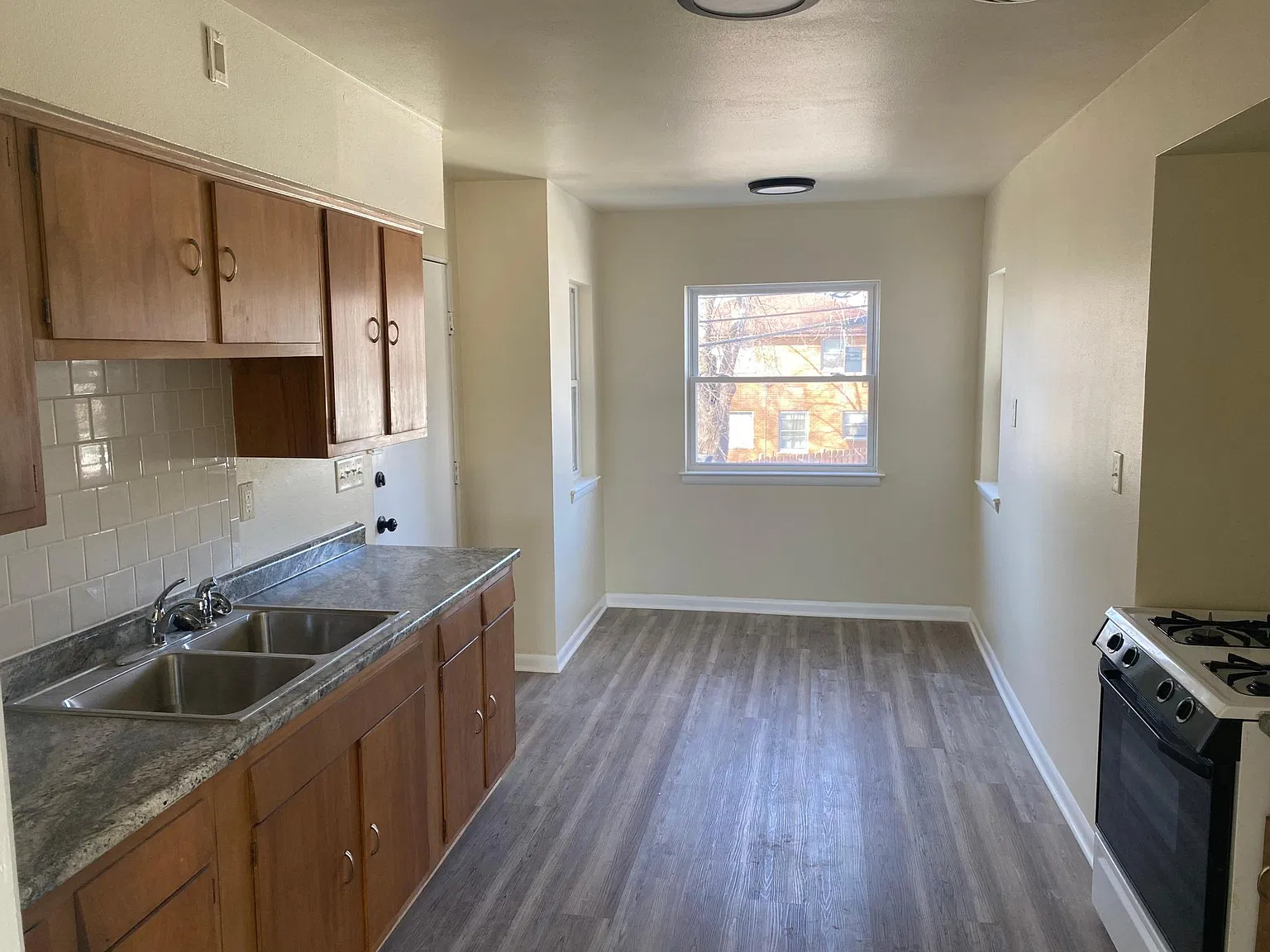 9926 W Sarasota Pl — Photo 2