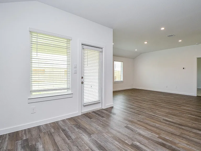 1115 Yaupon Dr — Photo 9