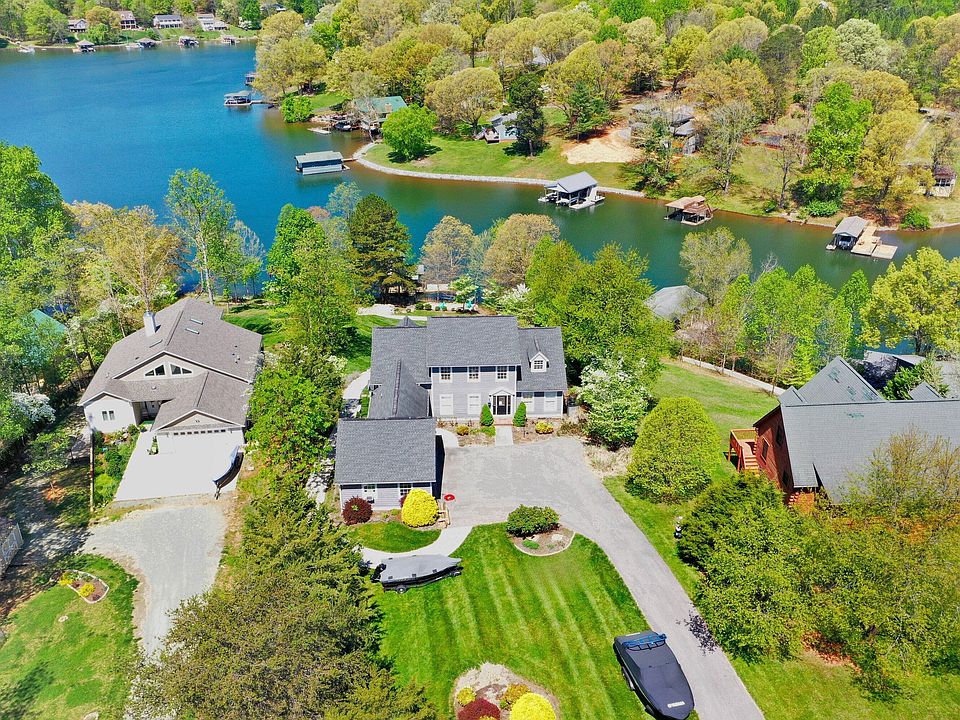 1st image of 102 Pebble Brook Ln