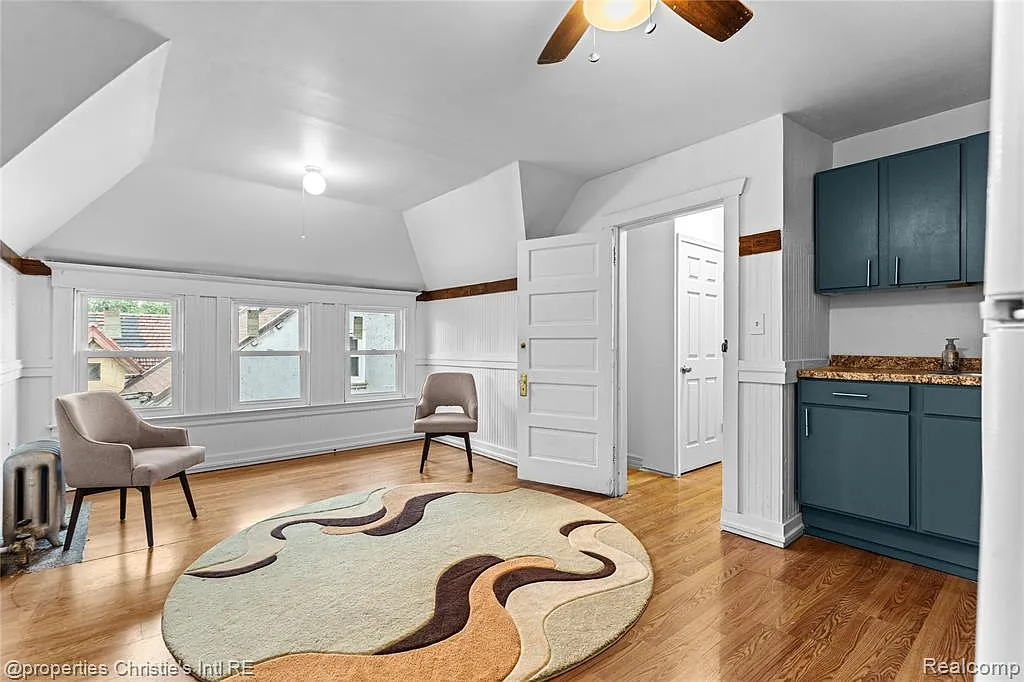 3 bed, 1.0 bath, 1200 sqft, $1,310 — Photo 2