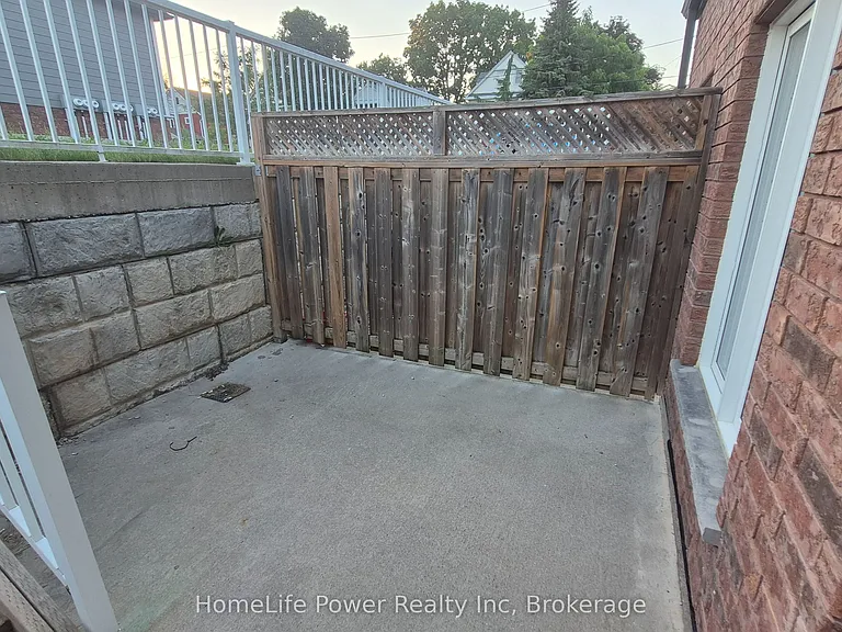 225 Riddell St #22 — Photo 3
