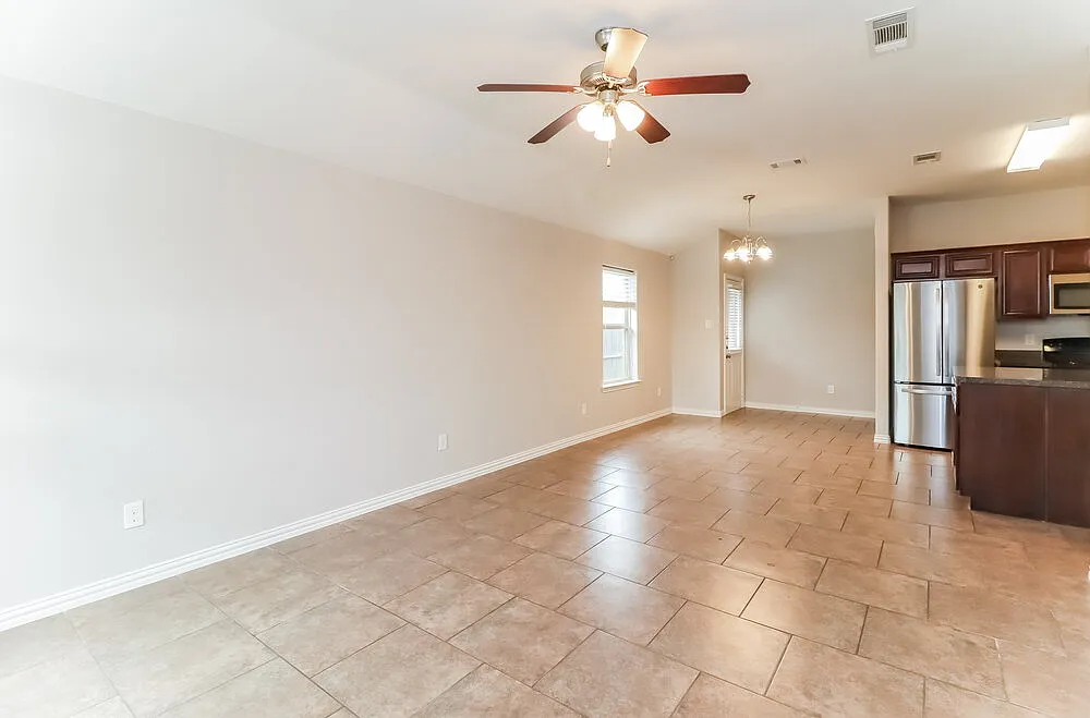 3 bed, 2.0 bath, 1400 sqft, $1,905 — Photo 3