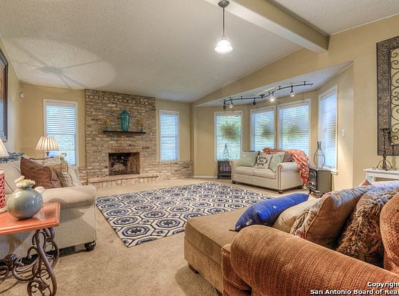 4th image of 910 Oakridge Dr
