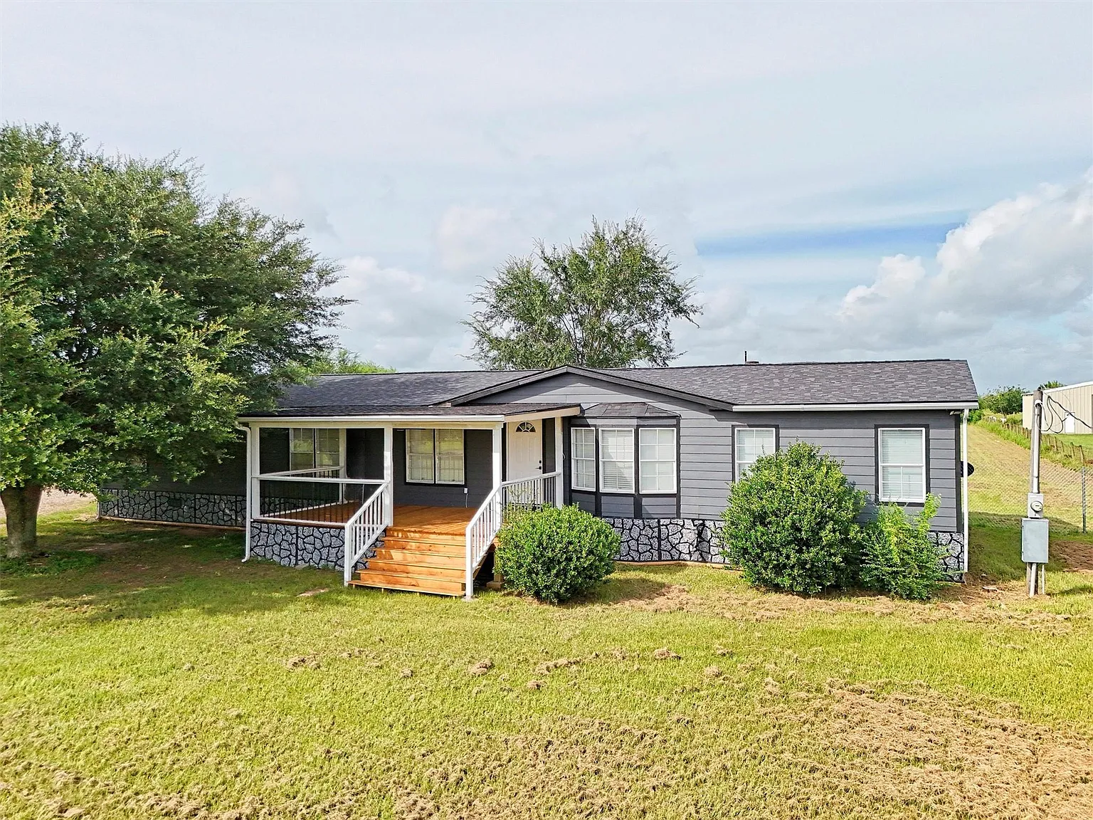 4 bed, 3.0 bath, 1976 sqft, $2,650 — Photo 2