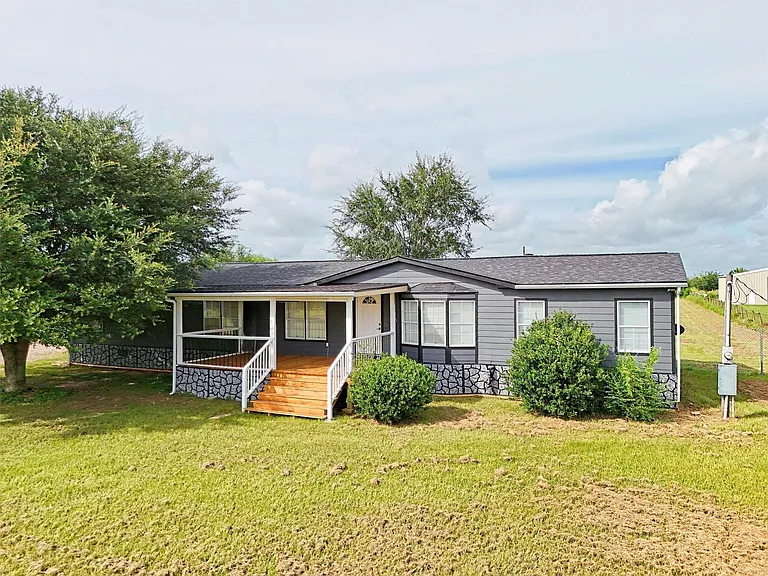 1955 Lauren Ln — Photo 2