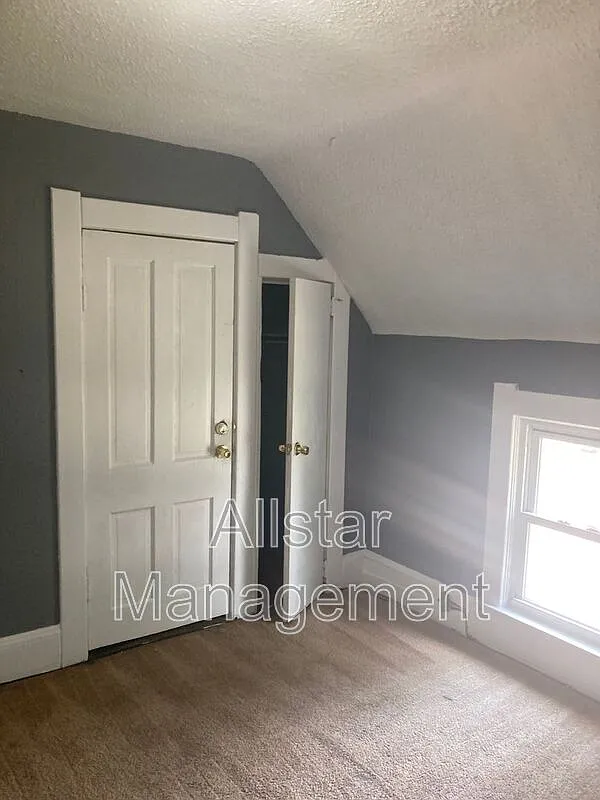 3 bed, 1.0 bath, 1201 sqft, $1,195 — Photo 2