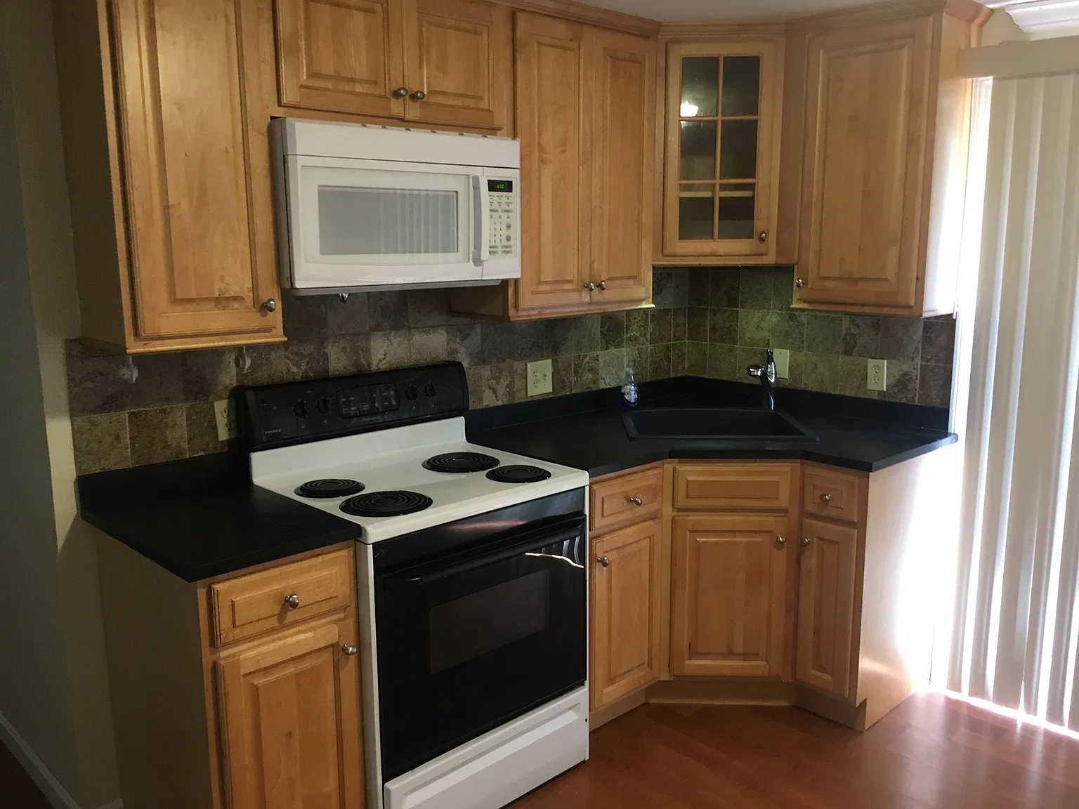2 bed, 750 sqft, $1,695 — Photo 2