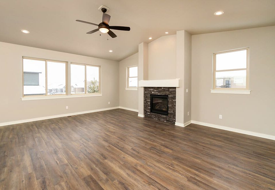 1st image of 1064 NE Henry Dr