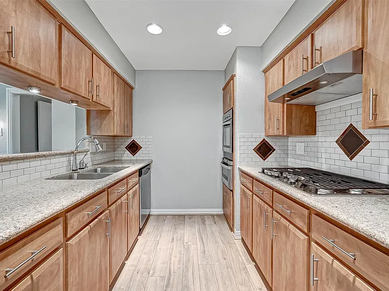 5806 Chrystell Ln — Photo 9