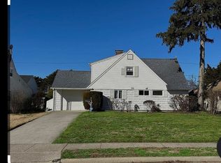 28 Scholar Ln #2, Levittown, NY 11756