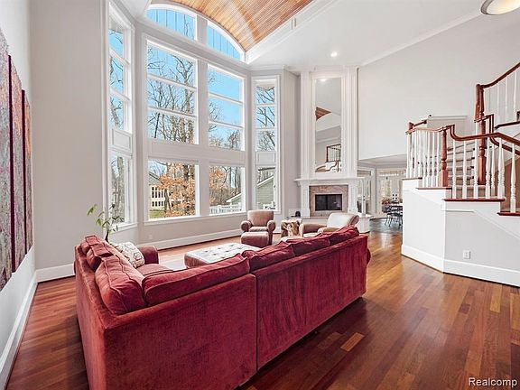 5th image of 841 Highwood Dr