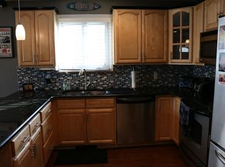 978 Lakeside Dr, Brighton, MI