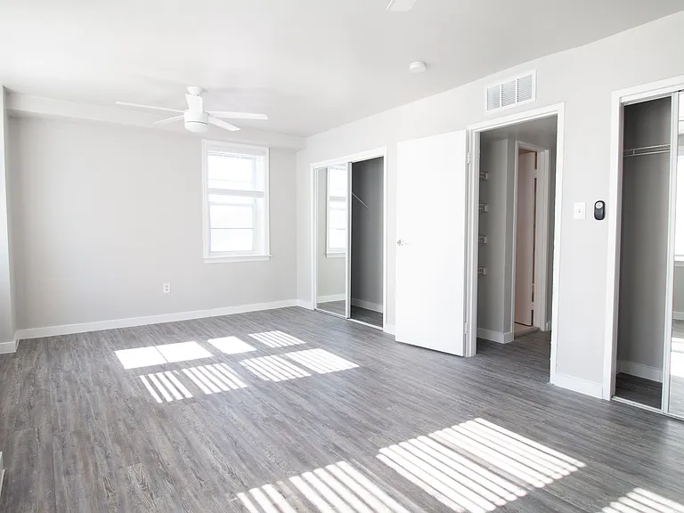 Mayflower Apartments — Photo 7