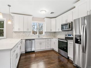 2 Narcissus Dr, Mahopac, NY 10541