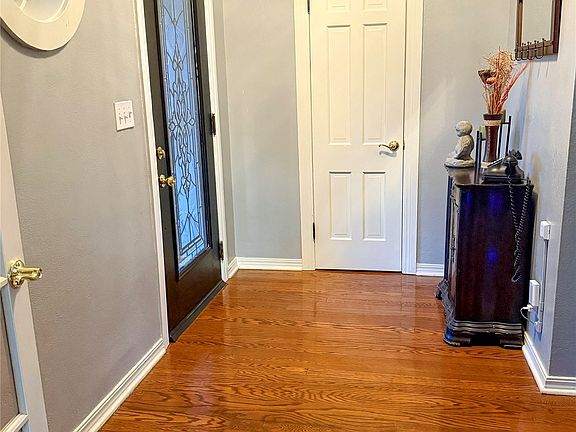 3rd image of 515 W Kings Rd