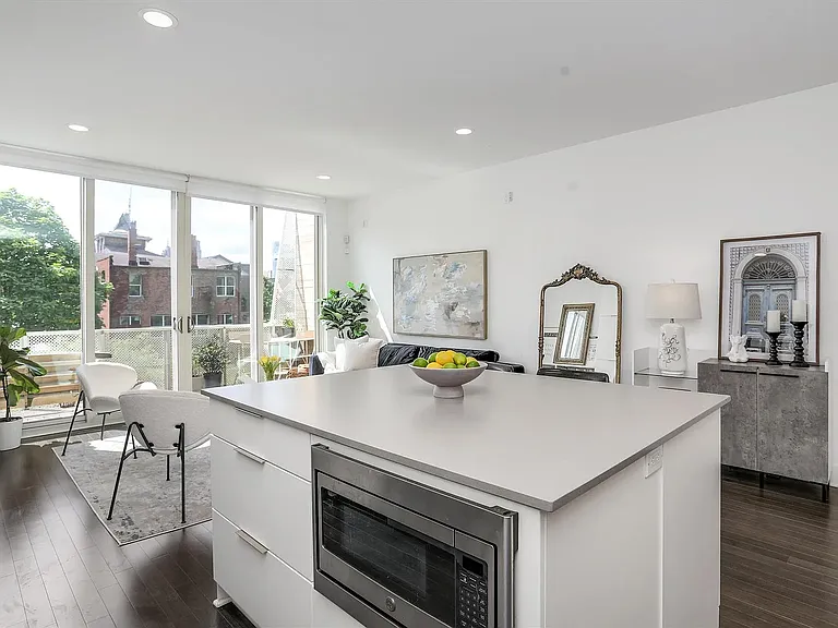 2642 John R St — Photo 8