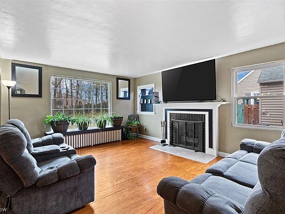 4th image of 162 Perry Dr NW
