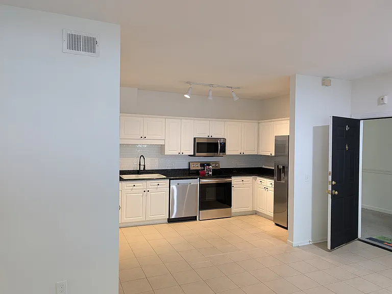 All newer appliances in the kitchen