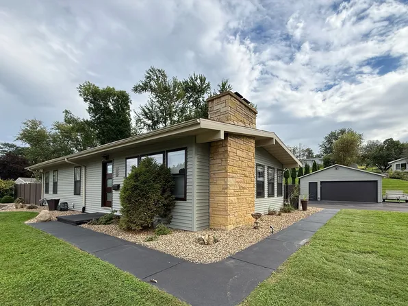 3855 Trail Ridge Rd SE, Cedar Rapids, IA 52403