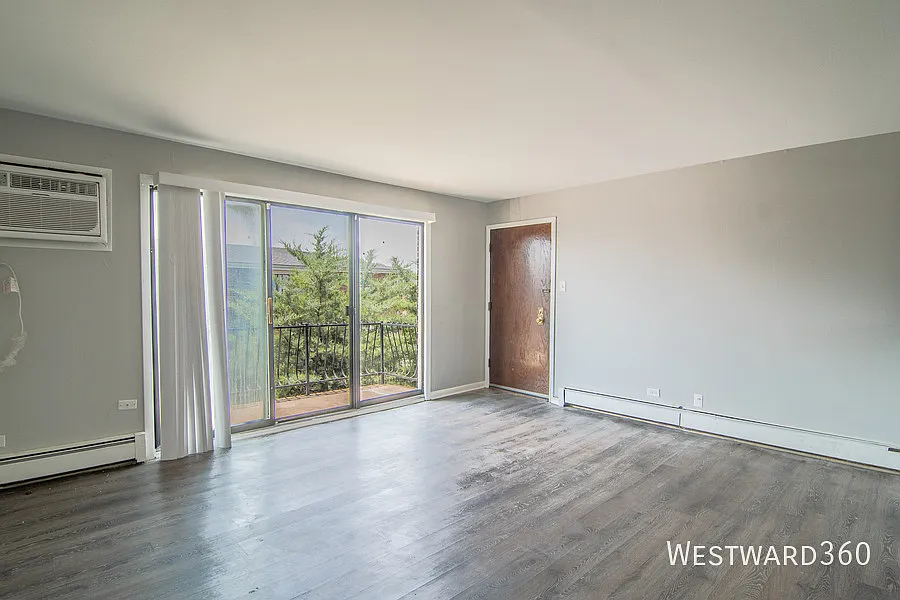2 Bedroom Apartment with Balcony Calumet City — Photo 2