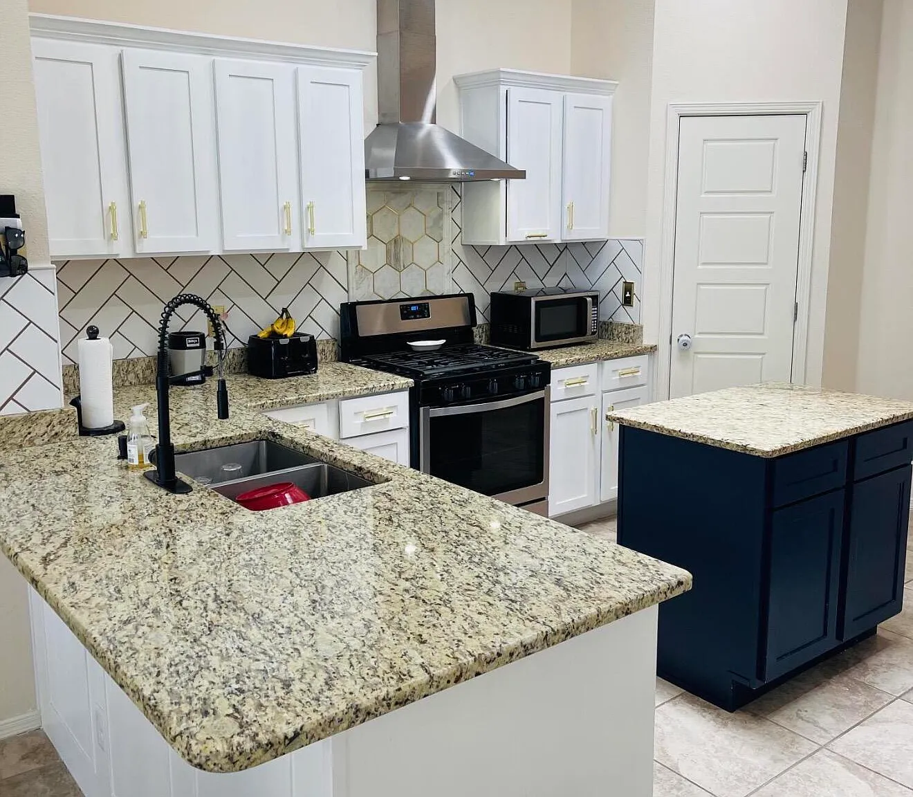 3 bed, 2.0 bath, 2031 sqft, $1,999 — Photo 2
