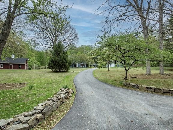 3rd image of 119 Turtleback Rd