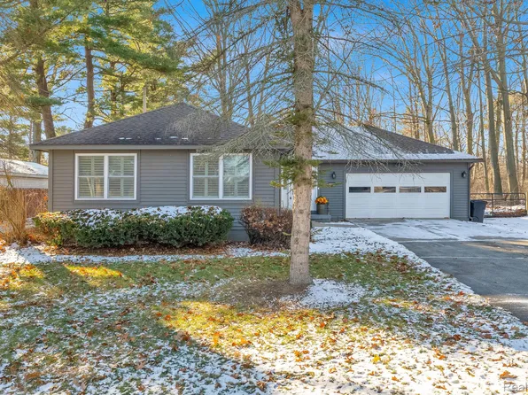 5569 Lakeshore Rd, Fort Gratiot, MI 48059