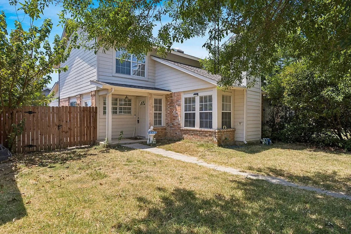 3 bed, 2.0 bath, 1609 sqft, $1,900 — Photo 1