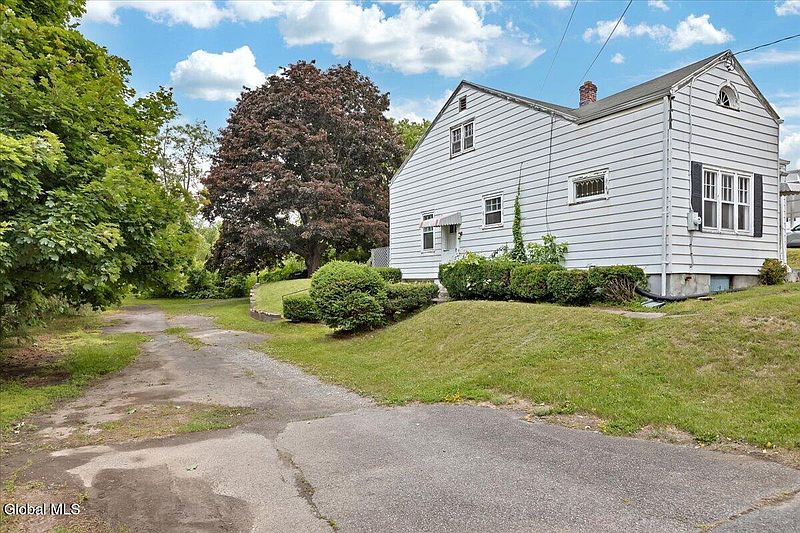 3rd image of 140 Everett Road