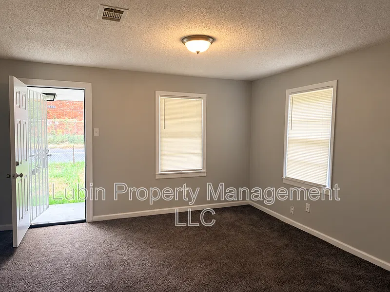 3 bed, 1.0 bath, 1041 sqft, $975 — Photo 2